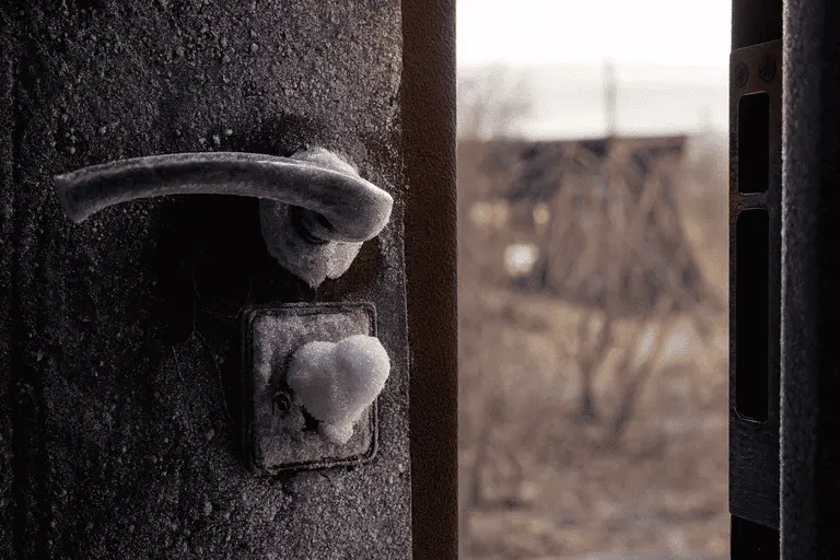 Почему на входной двери появляется вода и что с этим делать?