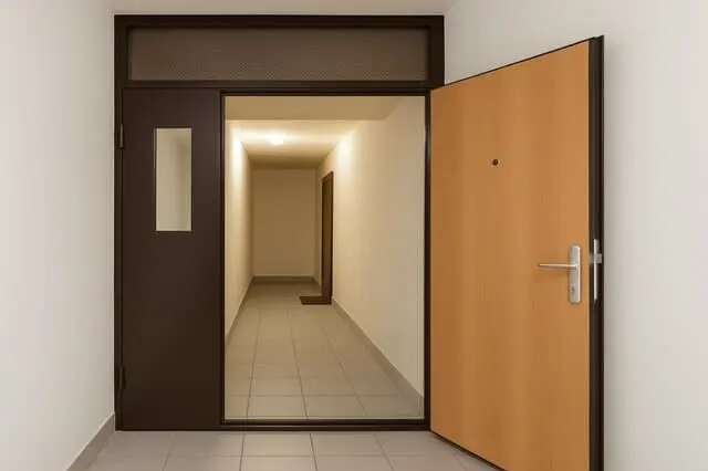 Тамбурная дверь: законность установки и правила оформления