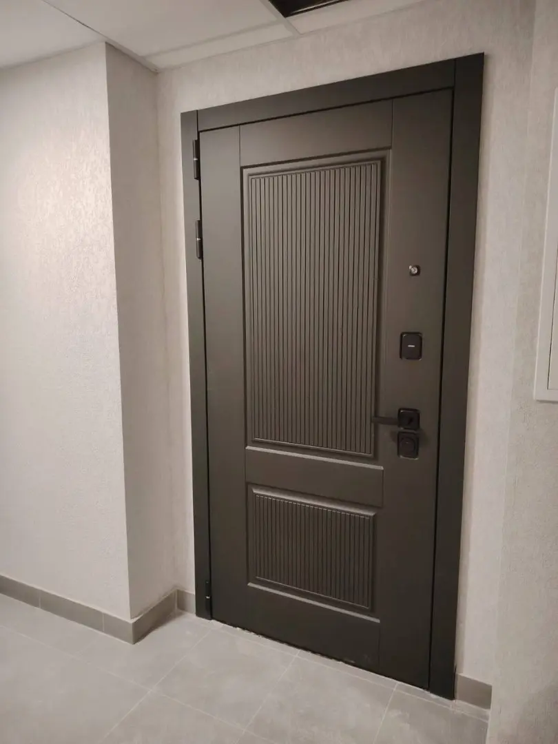 Коричневая дверь с МДФ отделкой